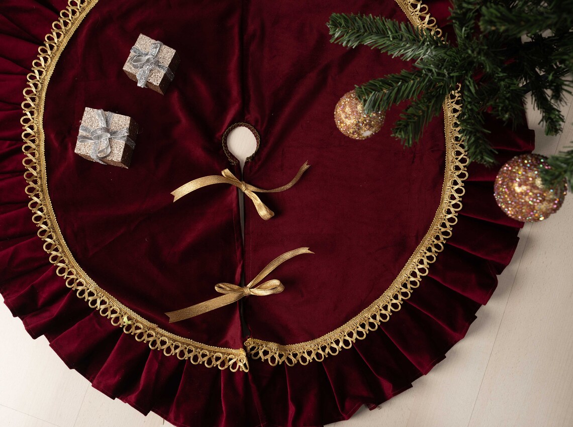 Wholesale Burgundy Velvet Christmas Tree Skirt – 120cm Holiday Tree Base Decor for Retailers & Bulk Orders